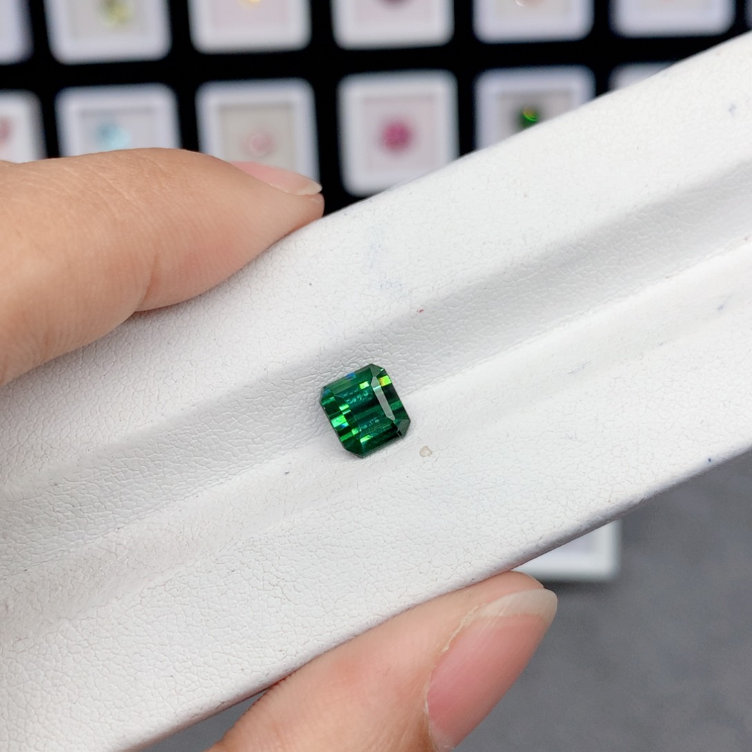 碧玺裸石未镶嵌1.98克拉