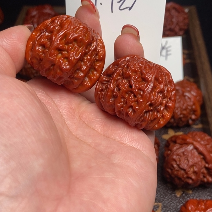 文玩核桃吊坠白狮子