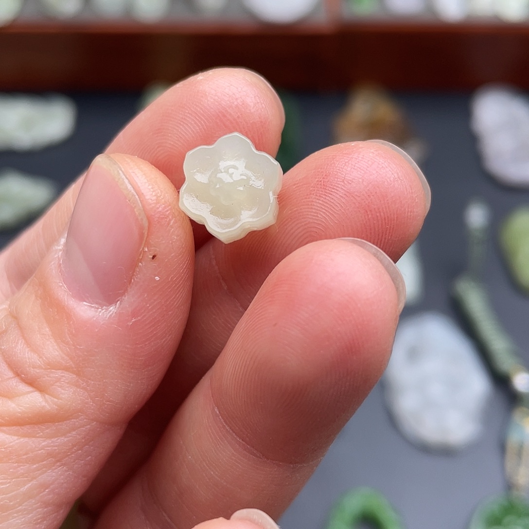 和田玉未镶嵌颈饰小莲花配饰