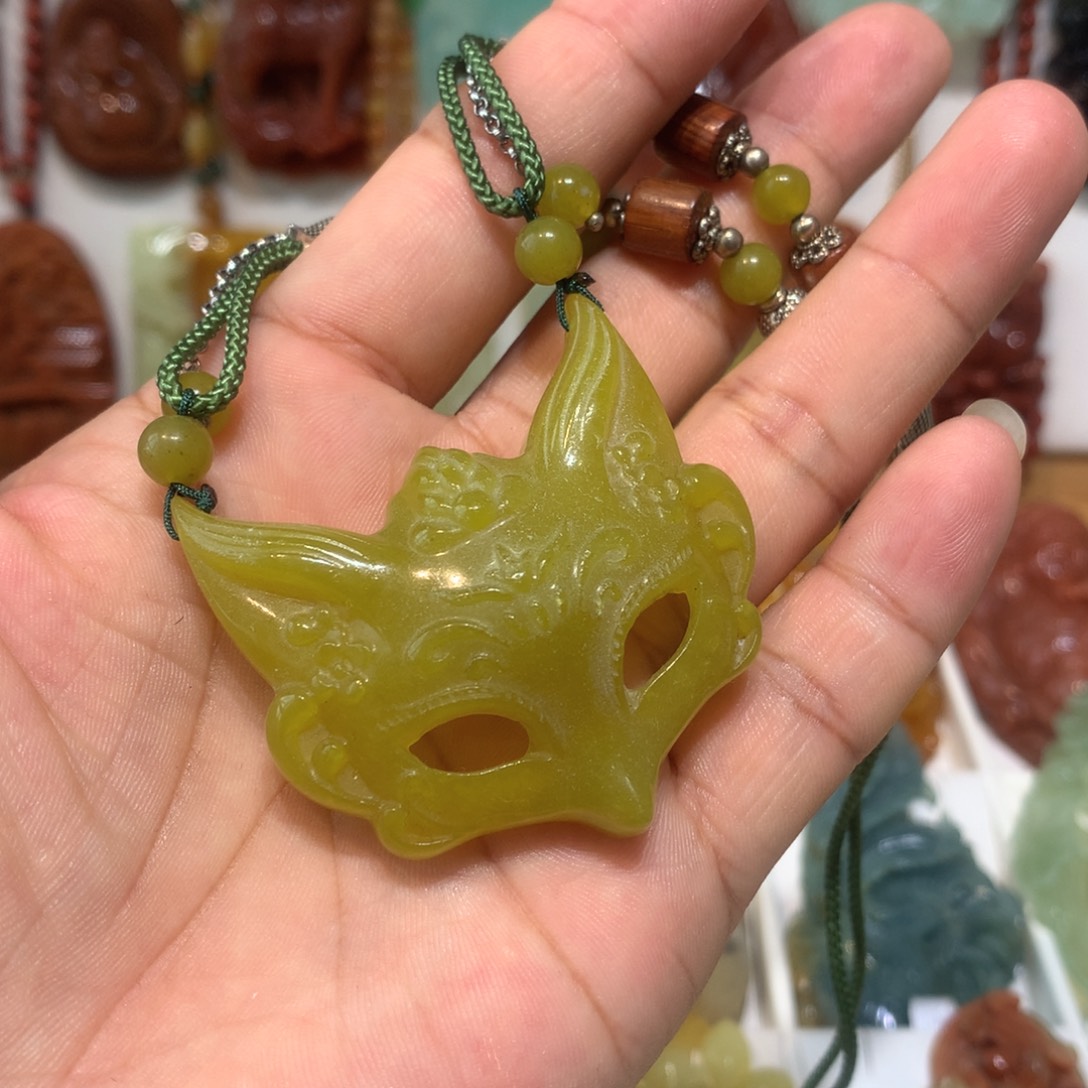 蛇纹石玉未镶嵌颈饰