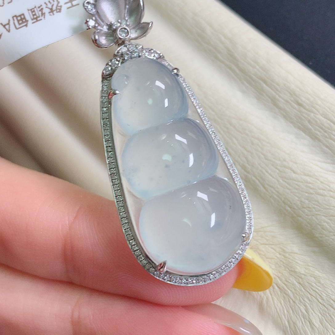 颈饰18K金镶嵌翡翠豆子