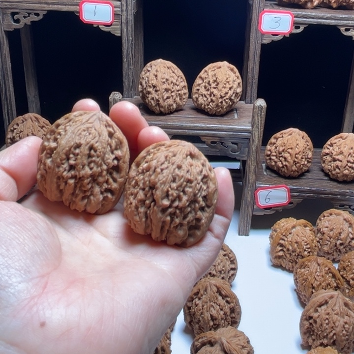 文玩核桃把件叶*。38窝底南疆石狮子头