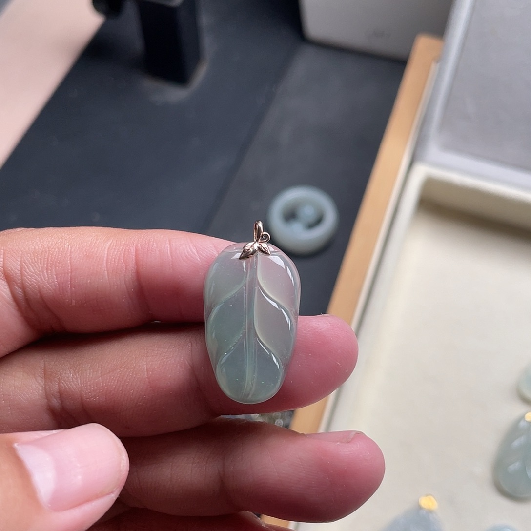 翡翠18K金镶嵌颈饰8999999999