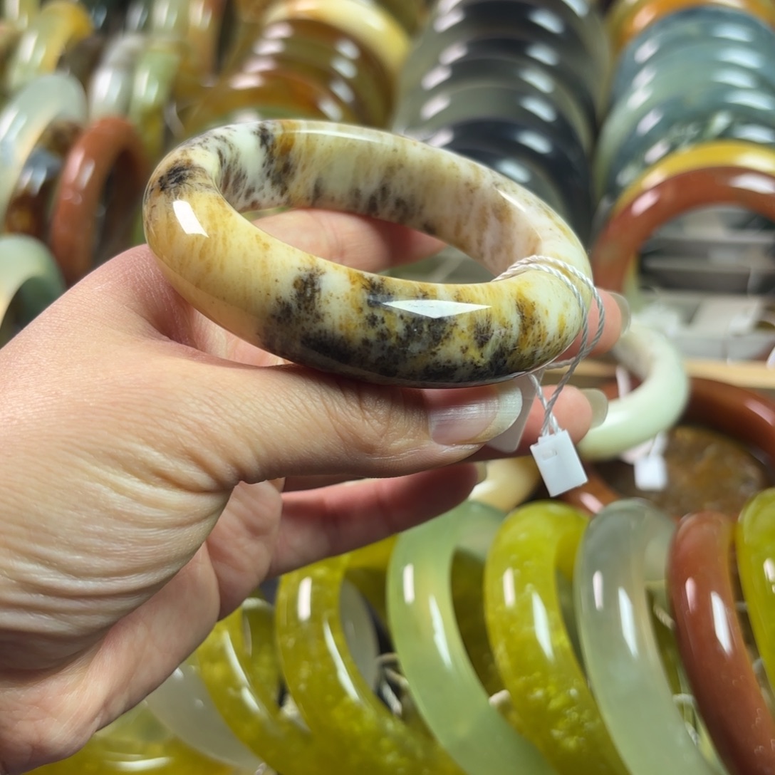 蛇纹石玉未镶嵌手镯微暇