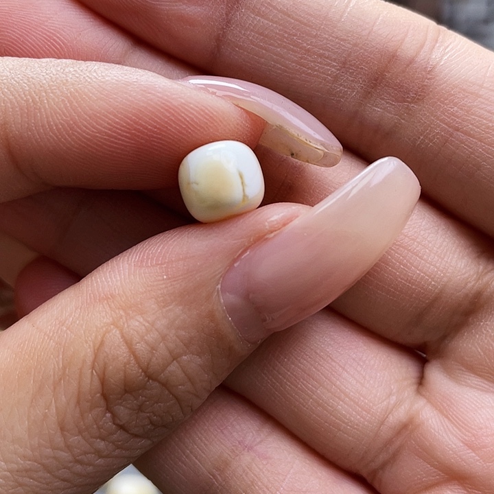 琥珀裸石未镶嵌老型尺寸8.5*7.5mm带皮色