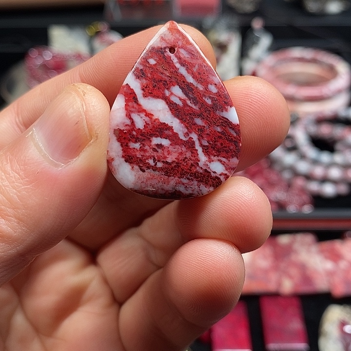 天然辰砂天然鸡血石吊坠