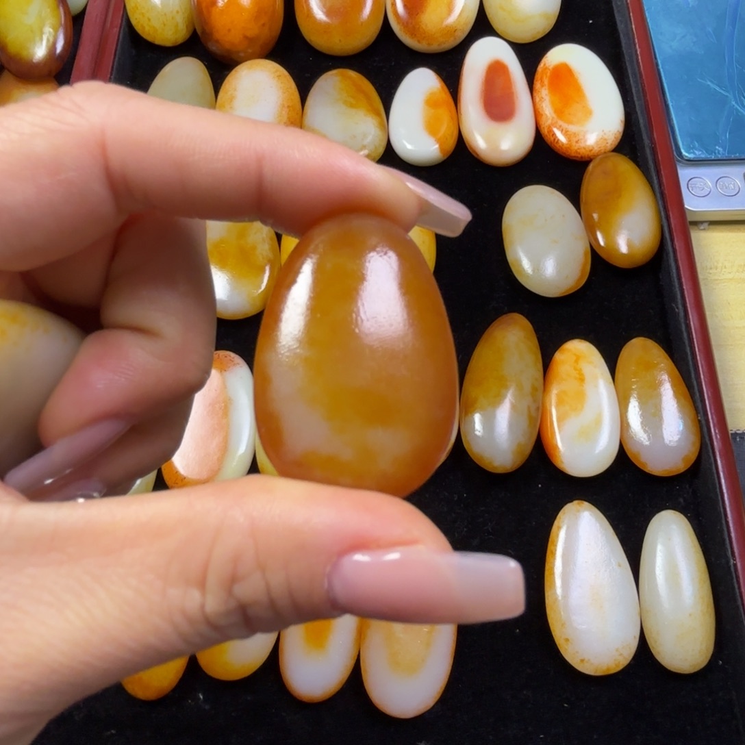 登***鋒和田玉未镶嵌颈饰