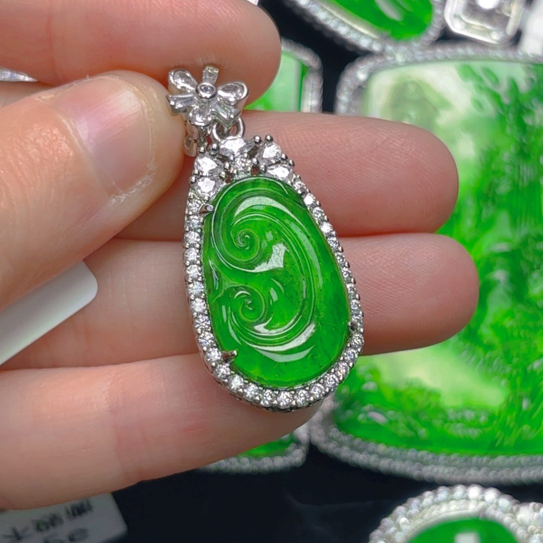 翡翠颈饰未镶嵌如意