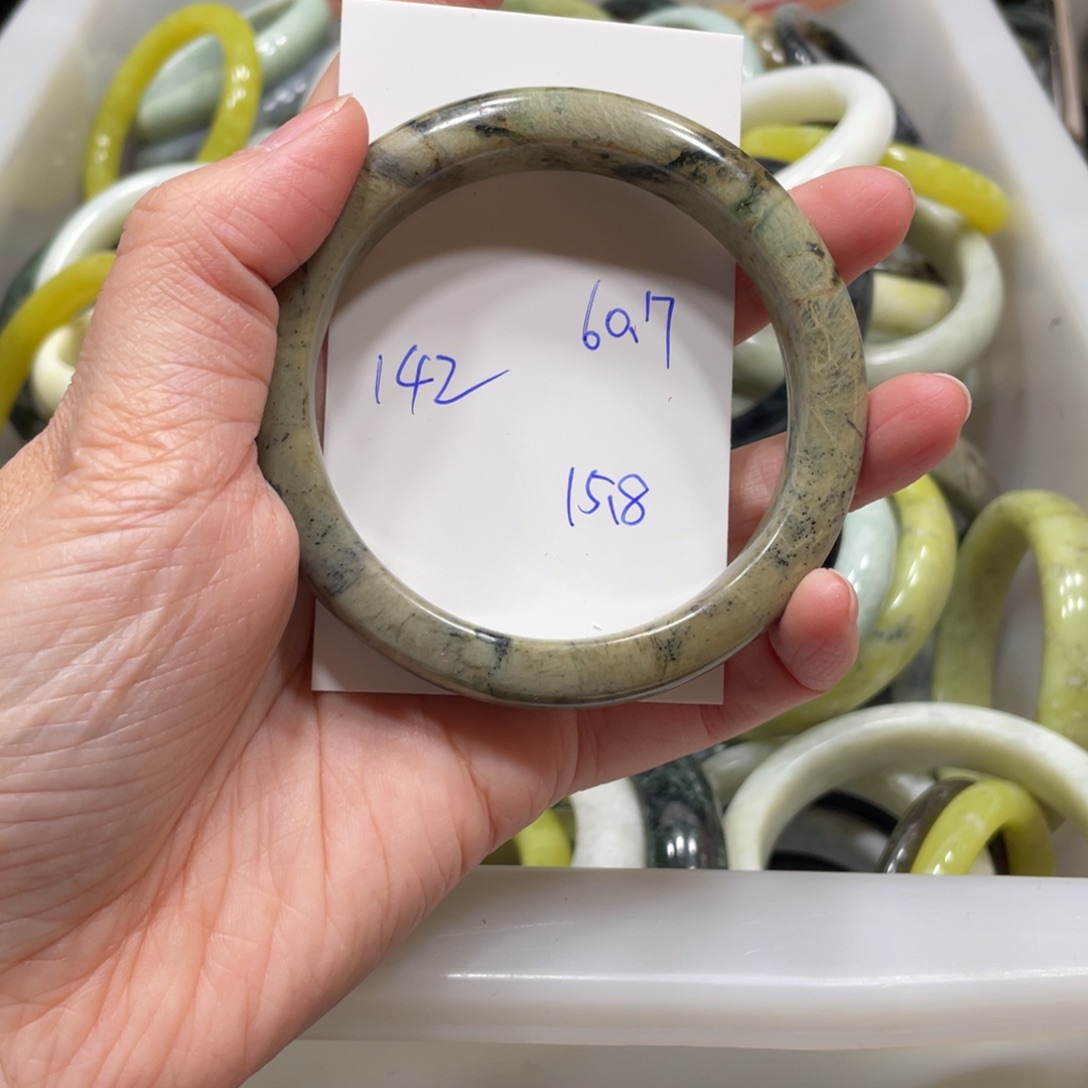 蛇纹石玉未镶嵌手镯