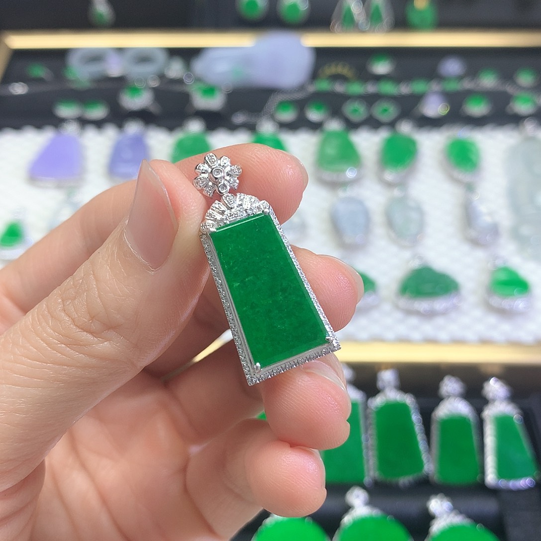 颈饰18K金镶嵌翡翠吊坠