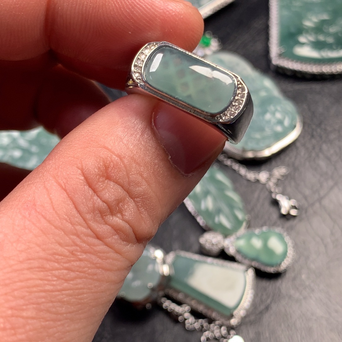 翡翠未镶嵌颈饰马鞍