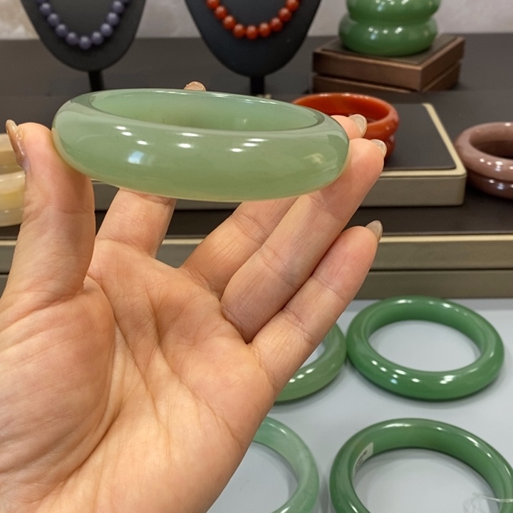 东陵石手镯未镶嵌向***生