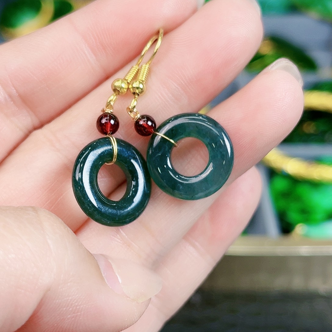 翡翠颈饰未镶嵌耳饰