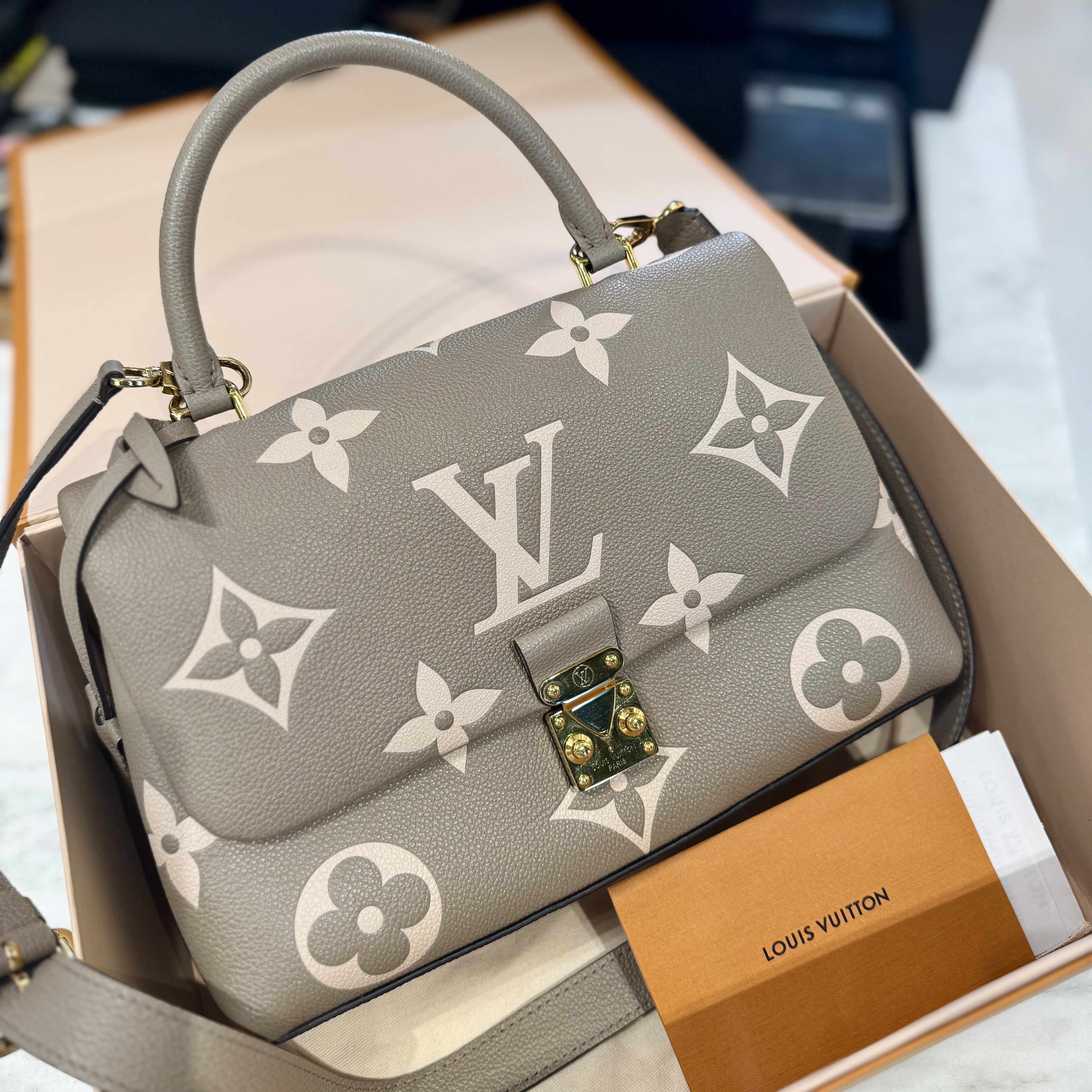 99新 LouisVuitton/路易威登  大象灰全皮玛德琳Madeleine单肩包 