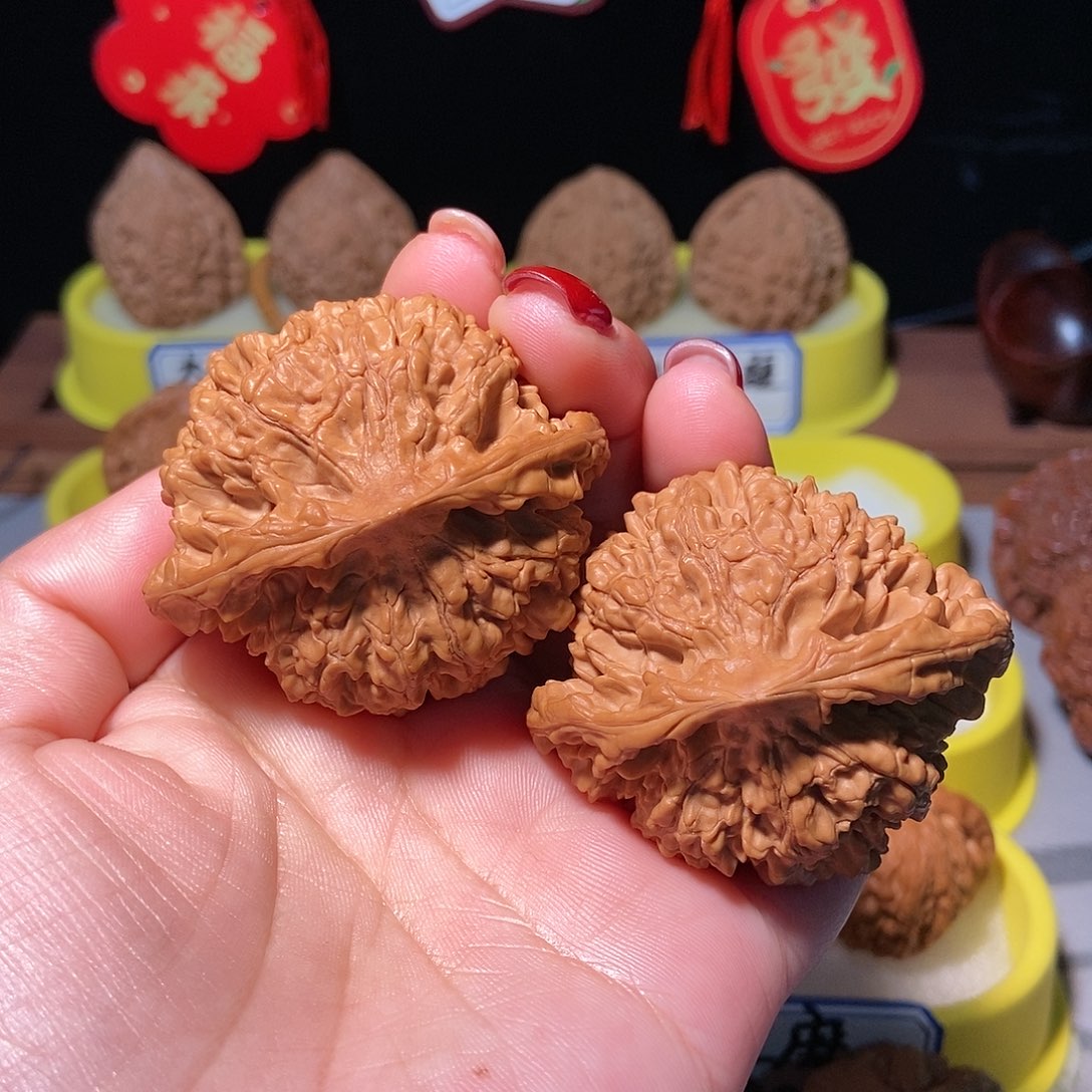 文玩核桃吊坠麒麟纹官帽