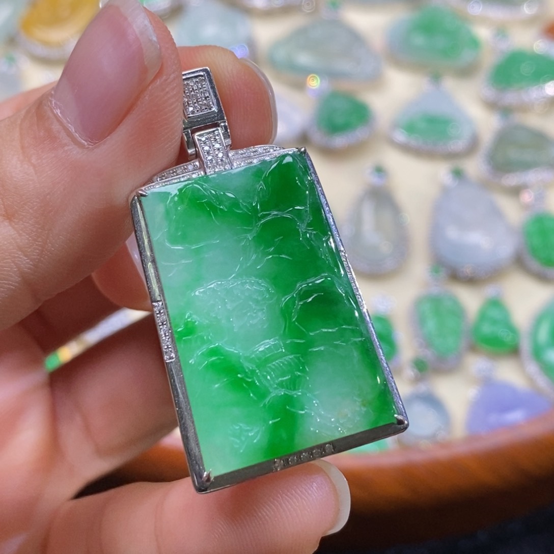 翡翠18K金镶嵌吊坠(赠链)