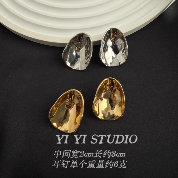铜合金耳饰 轻欧美肌肤感高级耳钉 长3厘米，中宽2厘米