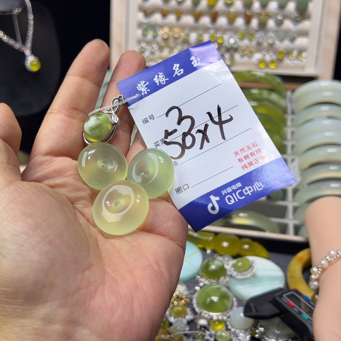 小***，蛇纹石玉未镶嵌手镯