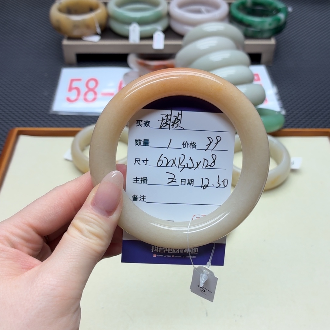 H***琪石英质玉未镶嵌手镯