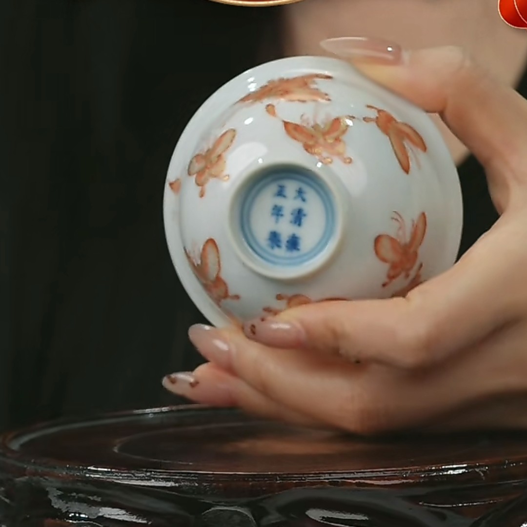 M矾红彩描金百蝶纹杯