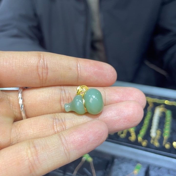 和田玉（糖玉）18K金镶嵌颈饰