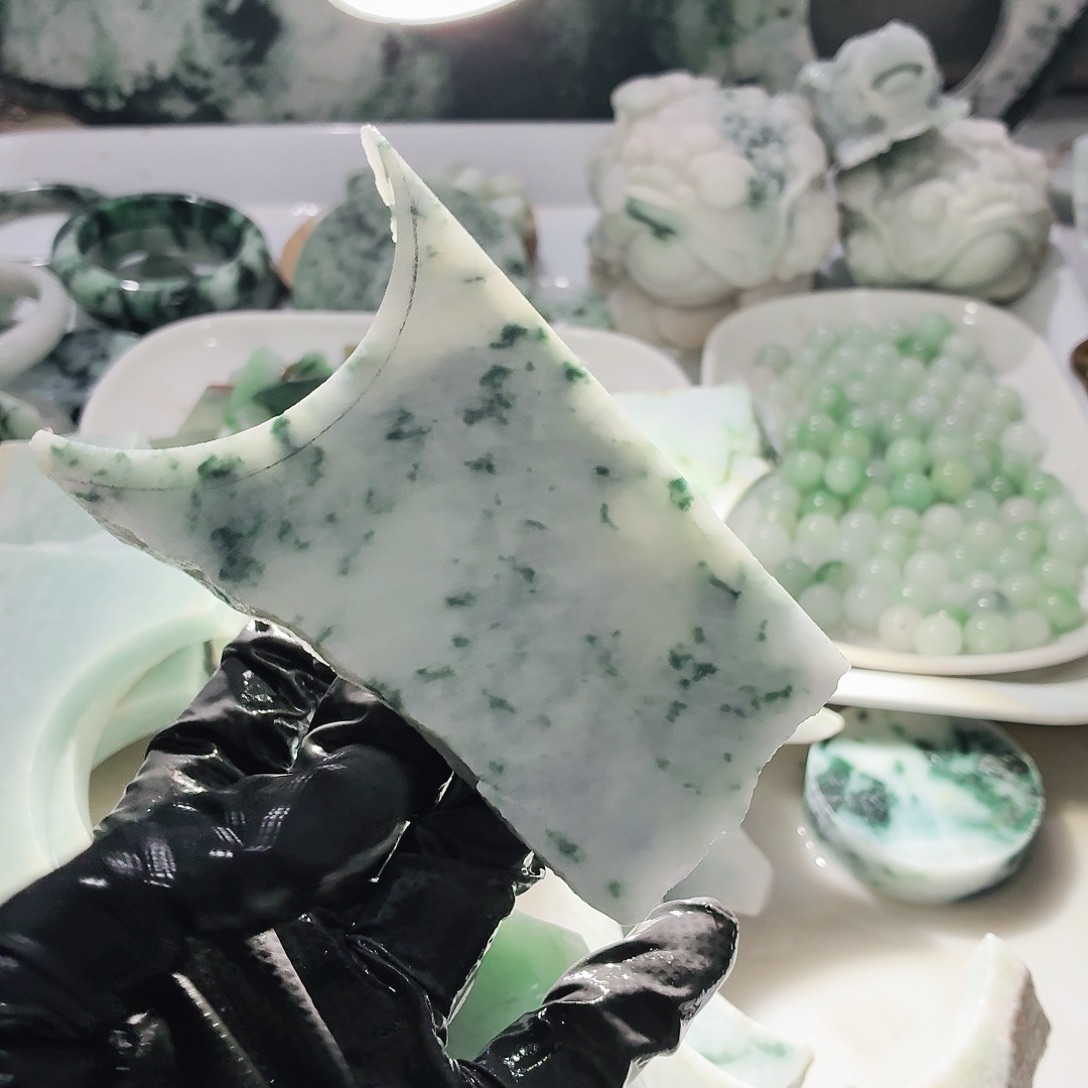 翡翠未镶嵌颈饰边角料