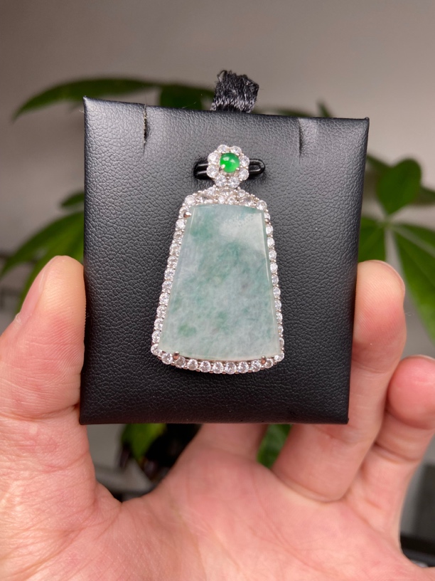 S925银镶嵌天然A货翡翠吊坠