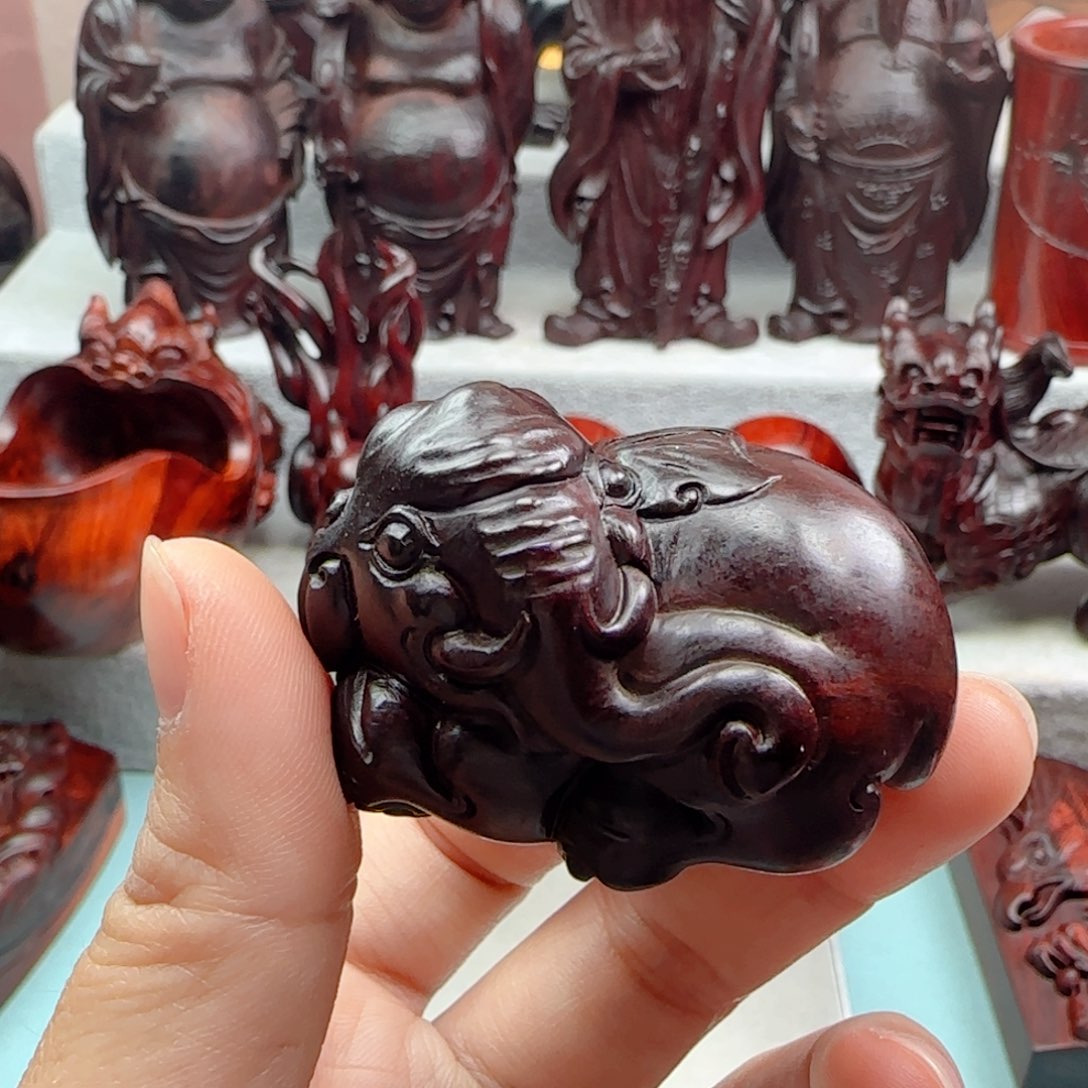 檀香紫檀（小叶紫檀）把件。大象