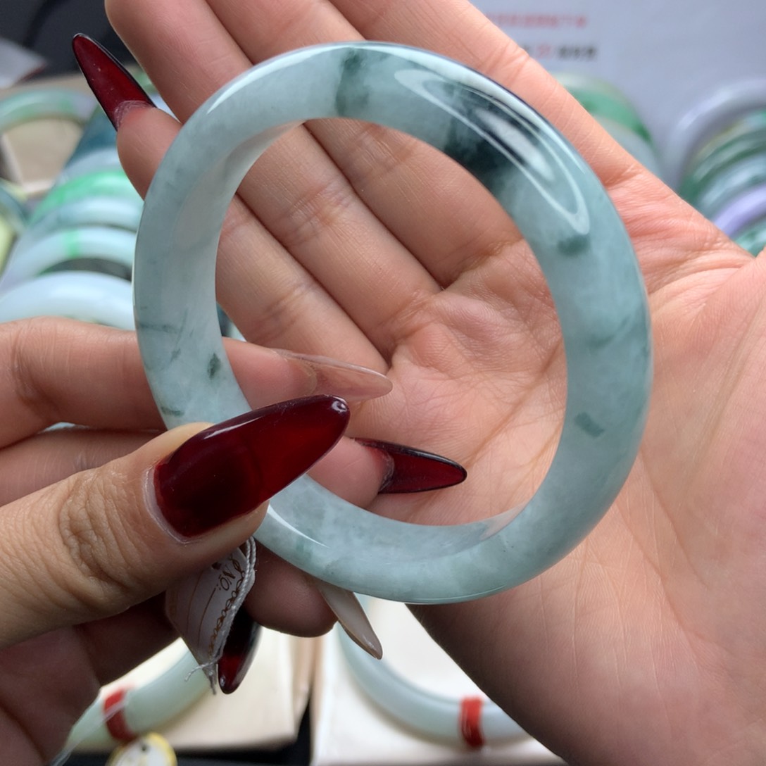 翡翠手镯未镶嵌绿底兰花