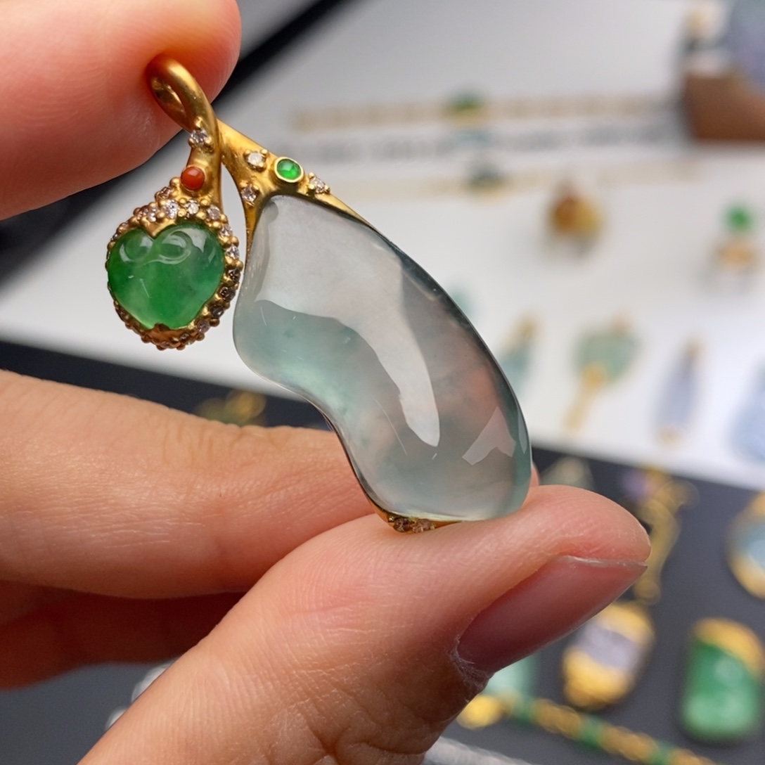 翡翠18K金镶嵌颈饰吊坠