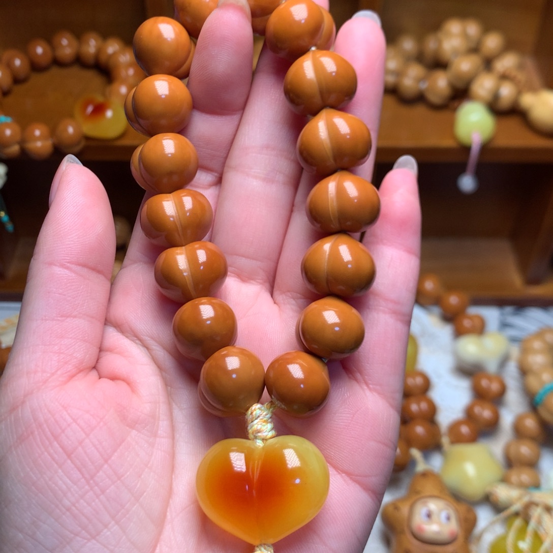 猴头核桃把件15玻璃底屁桃手持爱心