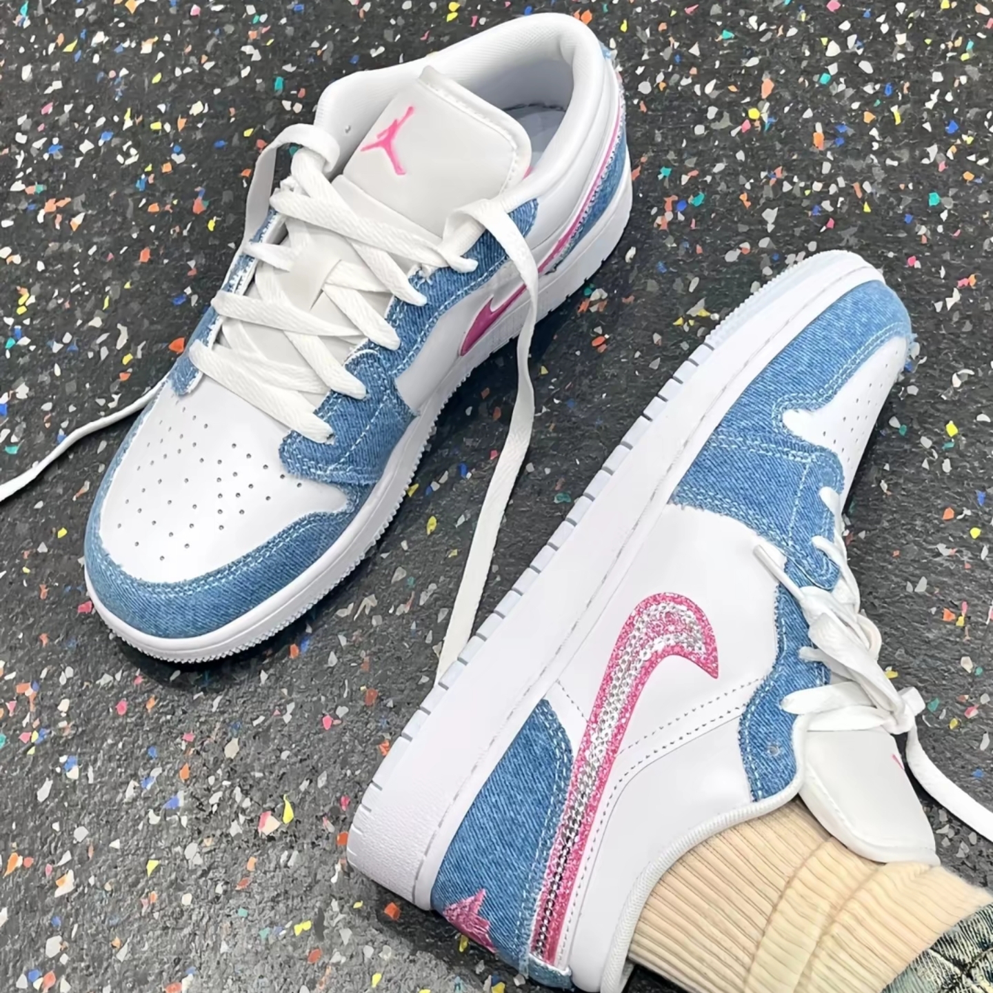 NIKE/耐克丹宁牛仔 亮片草莓AJ1 百搭时尚板鞋 女款大童HQ2001400