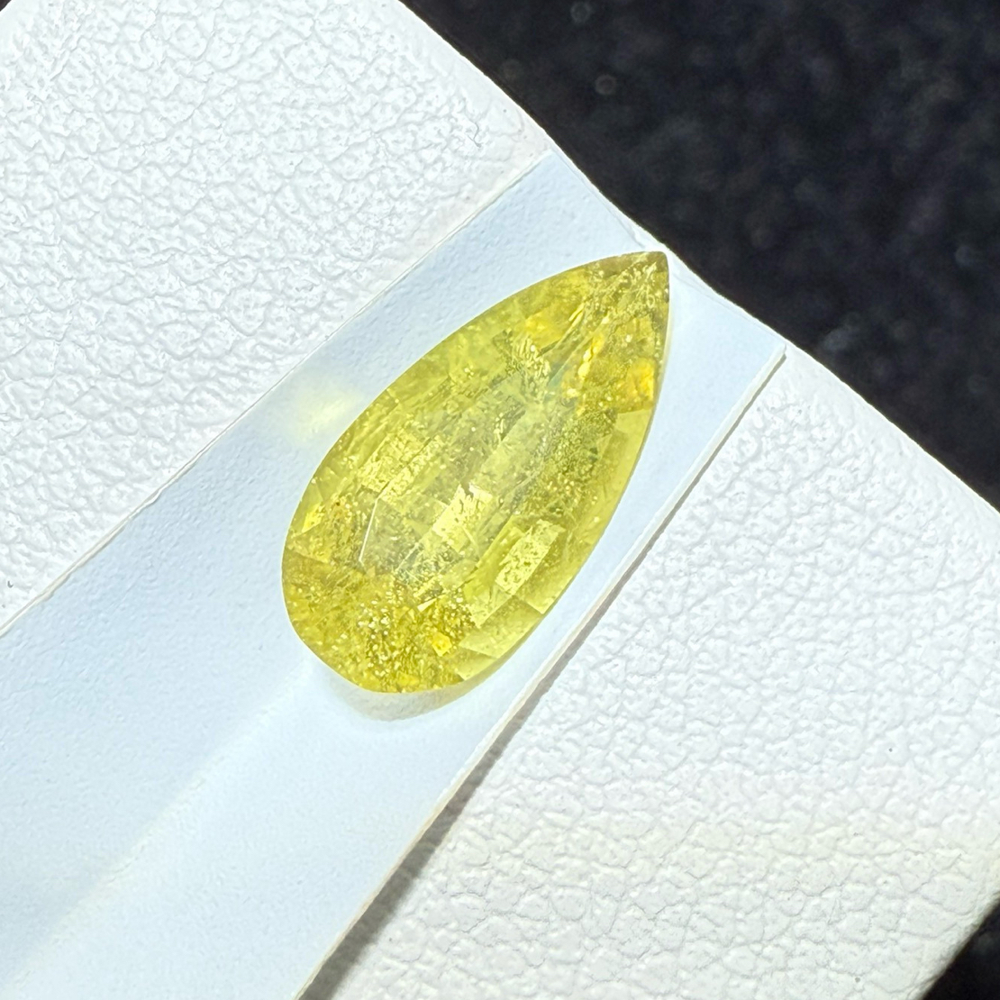 天然极美金绿宝裸石，重量: 2.1ct  规格: 12.2*5.9*4.1毫米