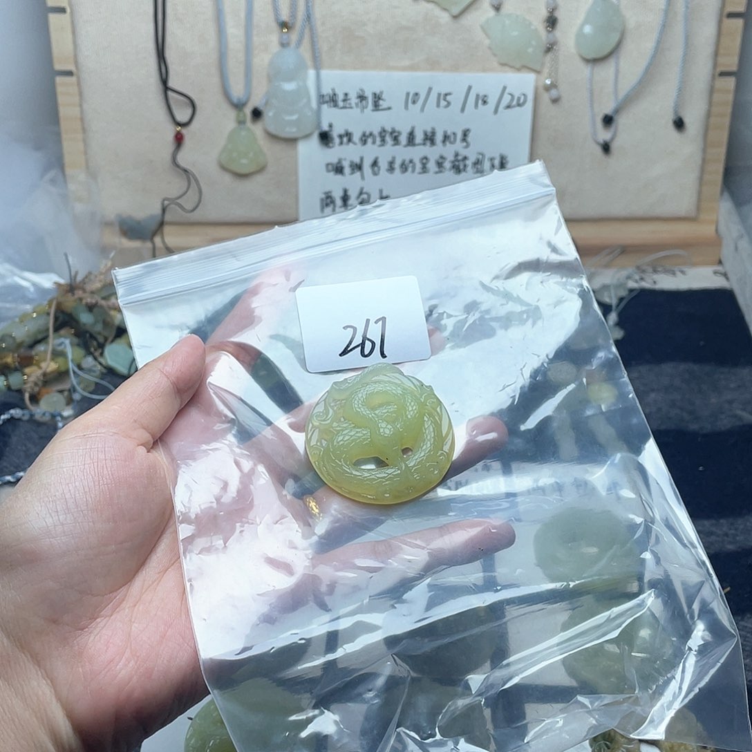 蛇纹石玉颈饰未镶嵌?