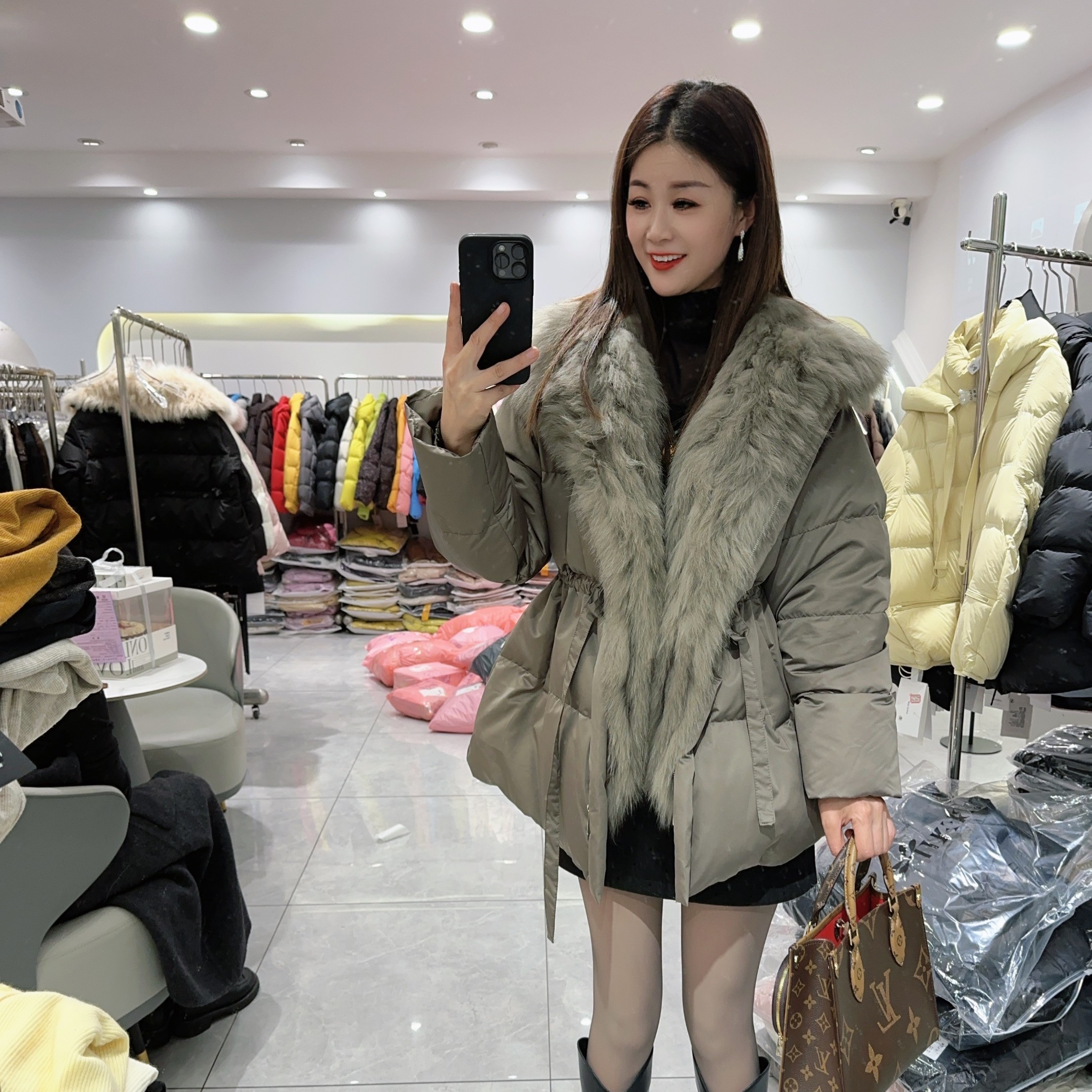 大毛领翻领收腰显瘦羽绒服