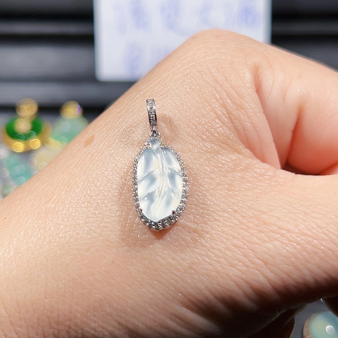 翡翠吊坠(不含链)18K金镶嵌百****瑰