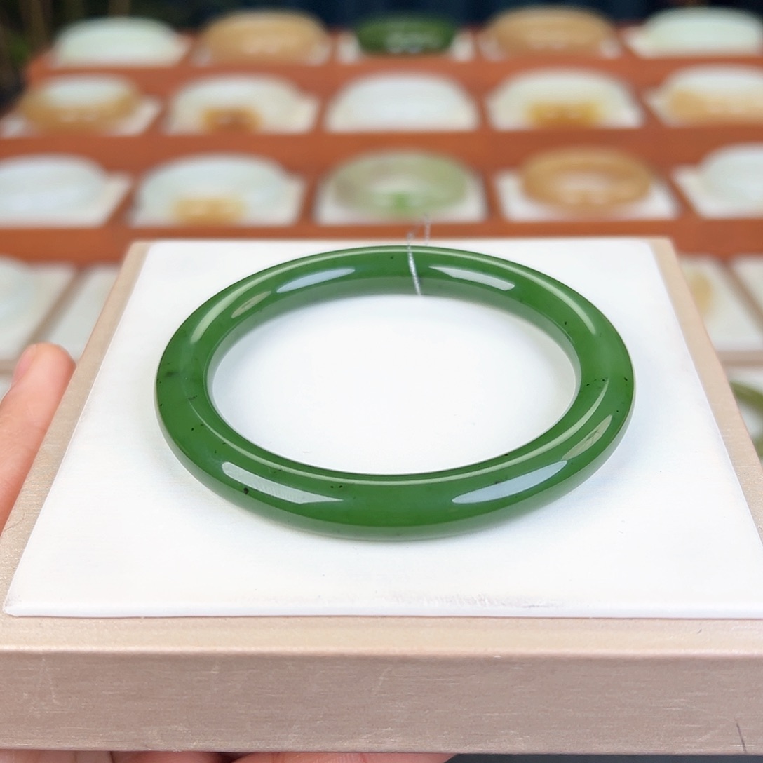 和田玉手镯未镶嵌碧玉