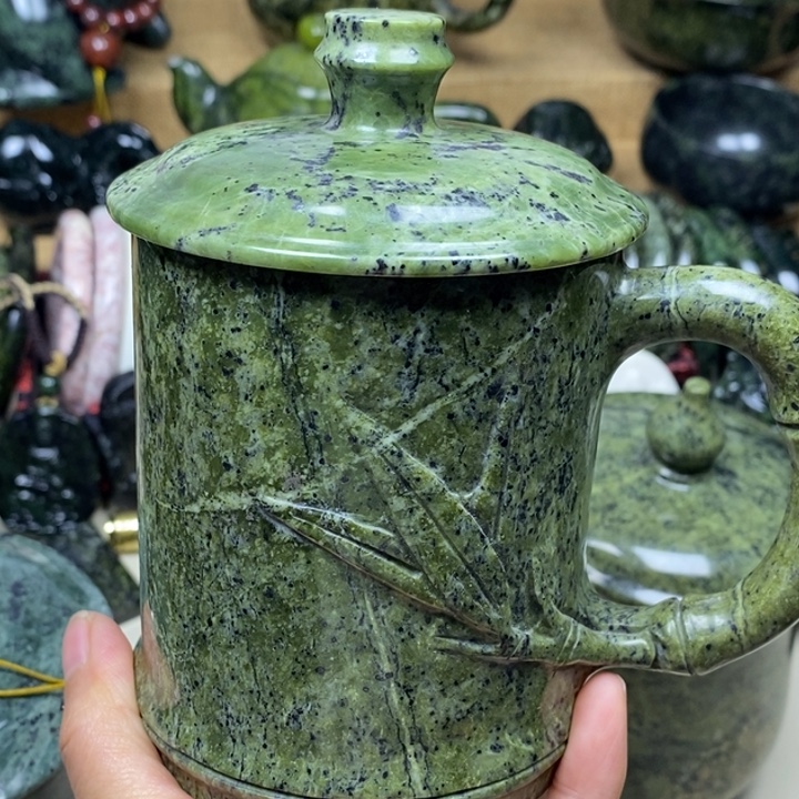 伊***V蛇纹石玉未镶嵌项链办公杯