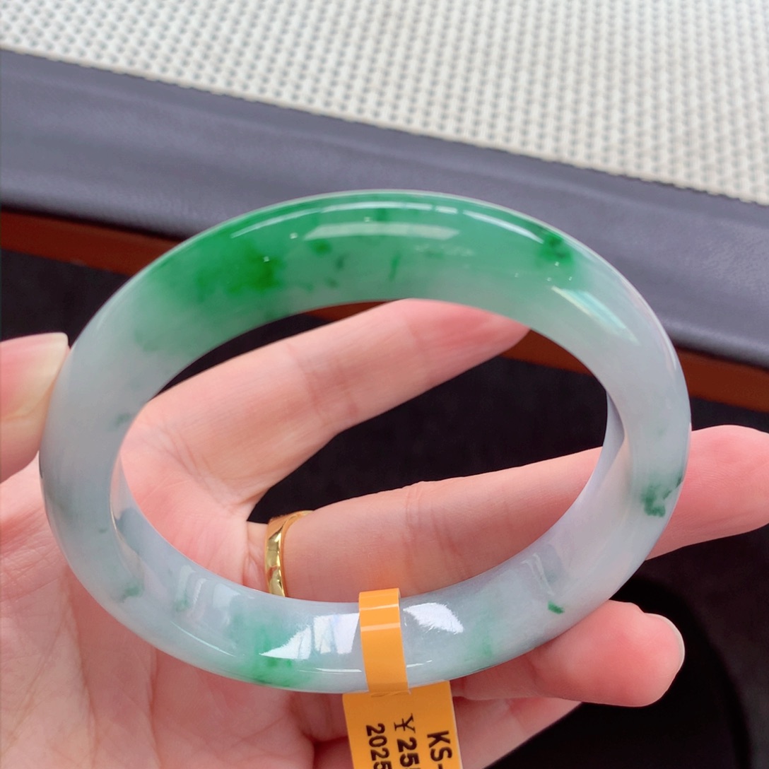 翡翠手镯未镶嵌翡翠