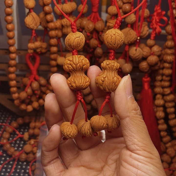 ****运木质类龙纹桃枭挂件