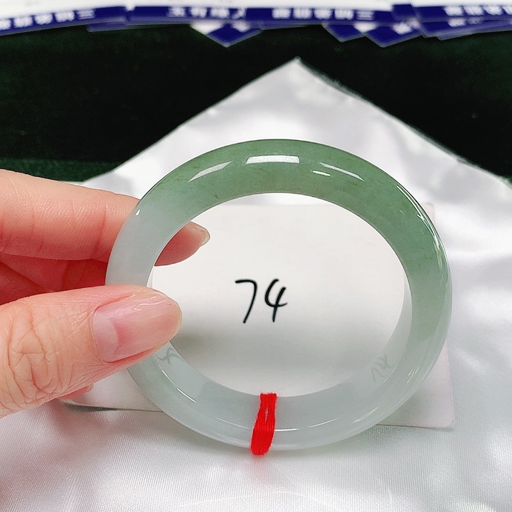 翡翠手镯未镶嵌翡翠手镯未镶嵌