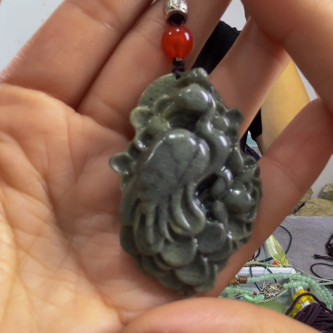 蛇纹石玉未镶嵌颈饰