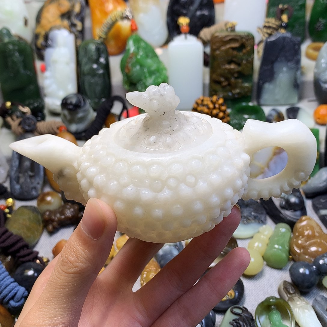 和田玉未镶嵌颈饰君*。