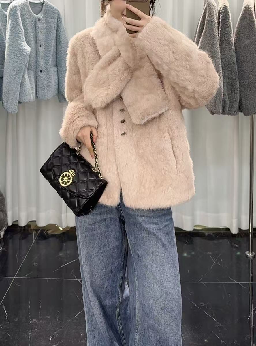 送围脖羊羔毛环保毛毛外套女冬季2025新款甜美小个子短款加厚绒