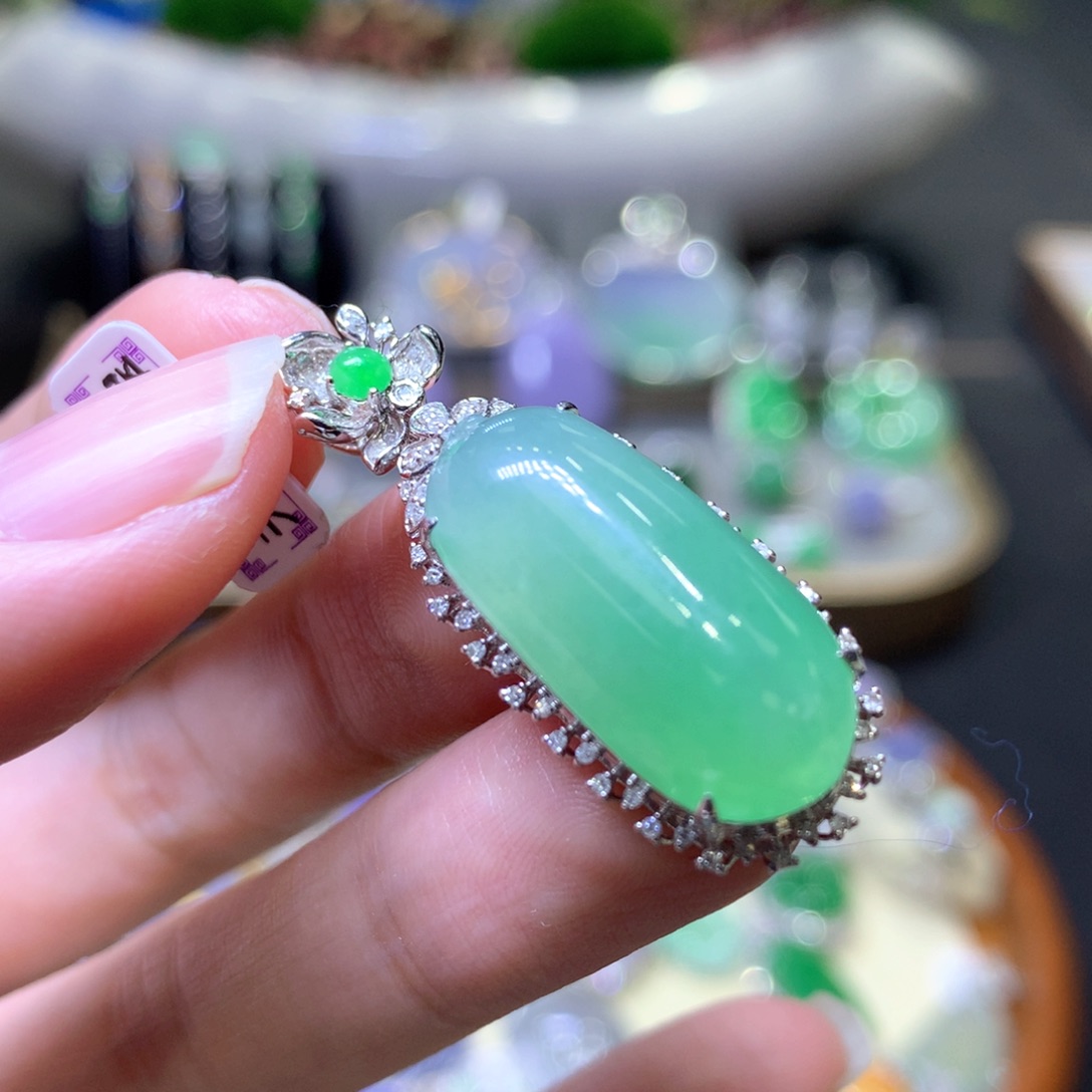 【闪购商品】翡翠颈饰18K金镶嵌翡翠吊坠项链