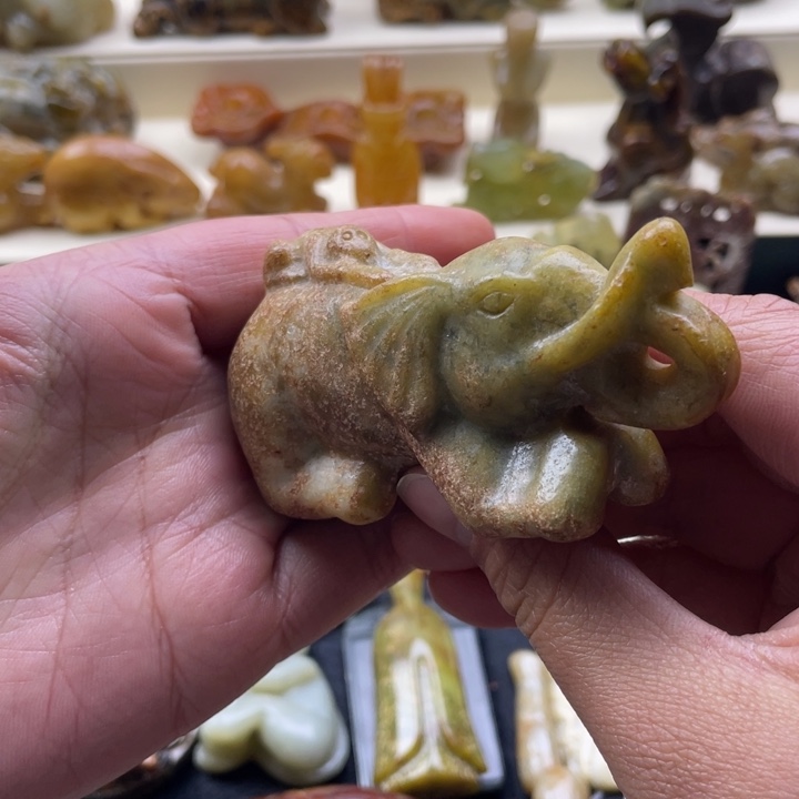 蛇纹石玉颈饰未镶嵌