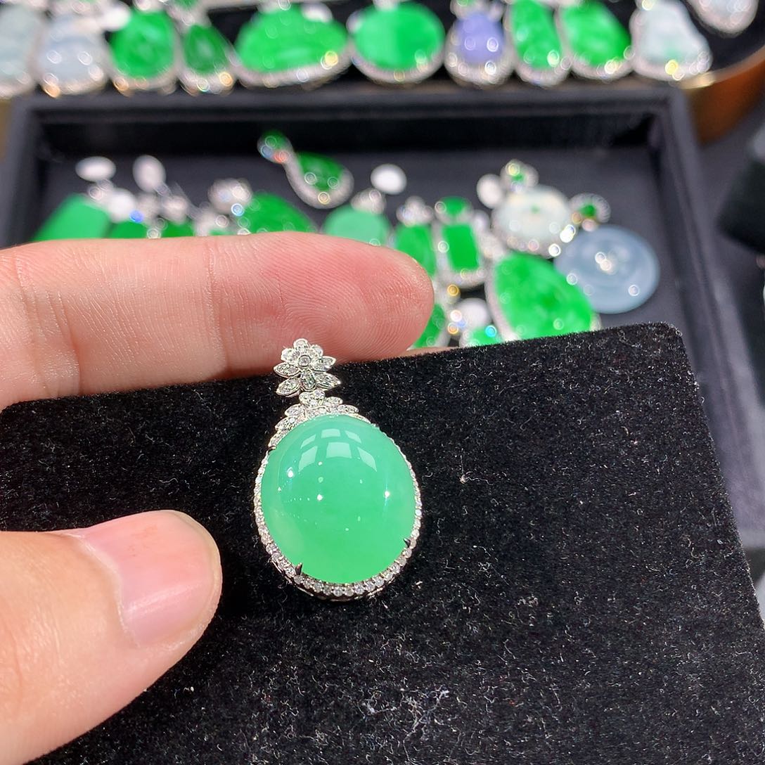 翡翠18K金镶嵌颈饰