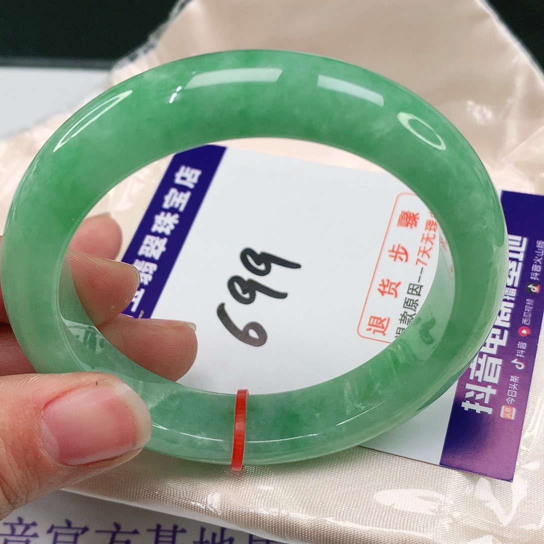 翡翠手镯未镶嵌翡翠