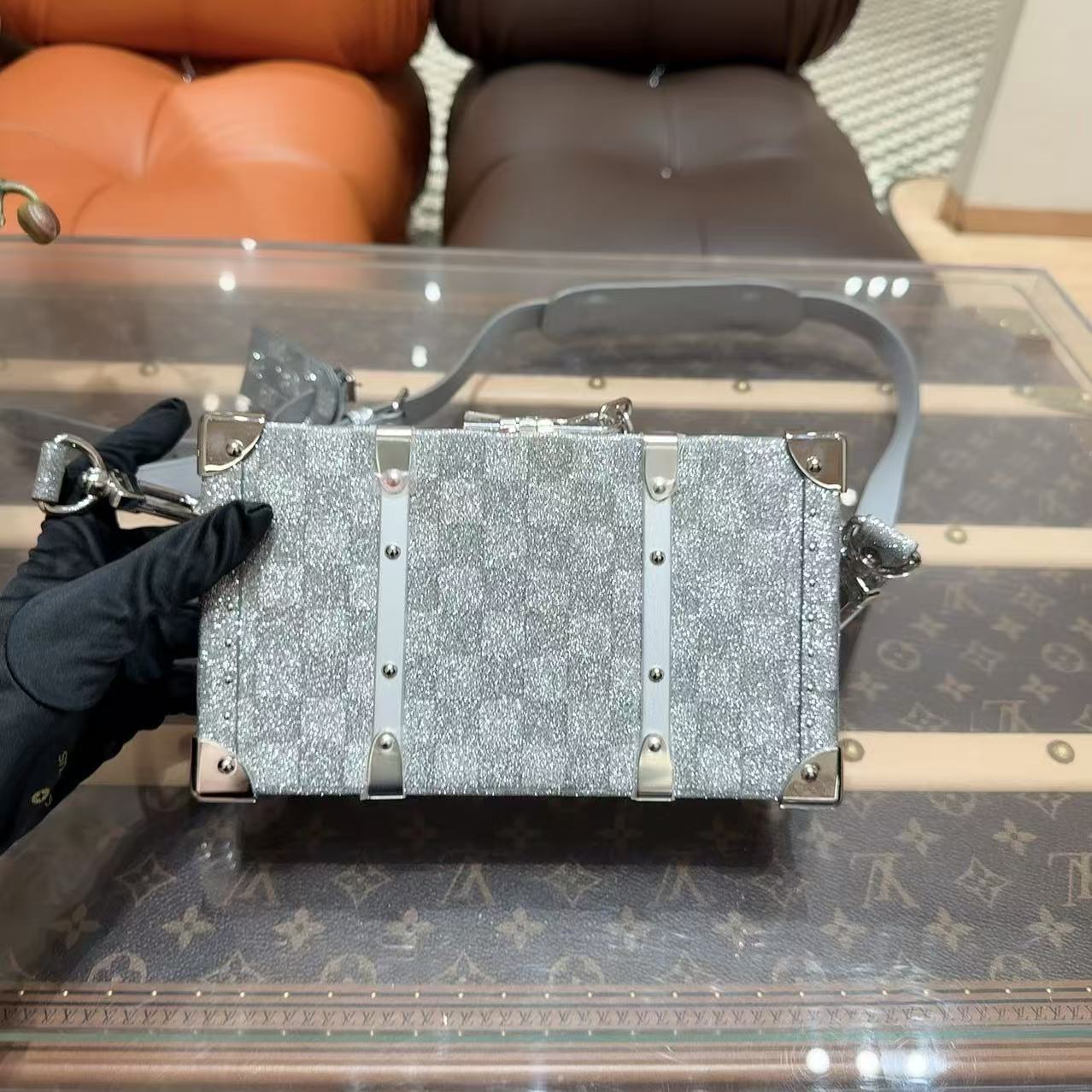 全新未使用 LouisVuitton/路易威登 秀款超限量银色细闪trunk