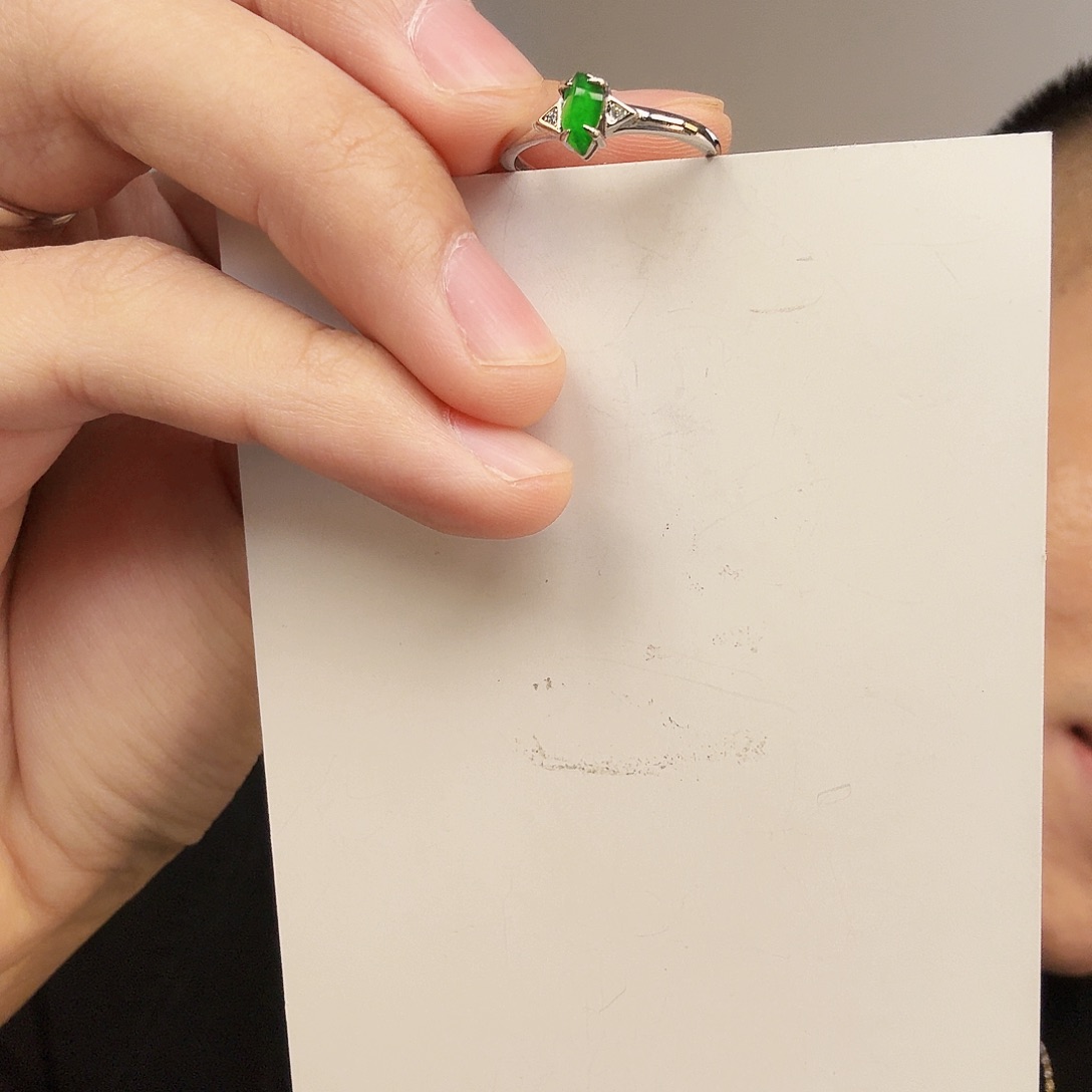 翡翠未镶嵌颈饰一件